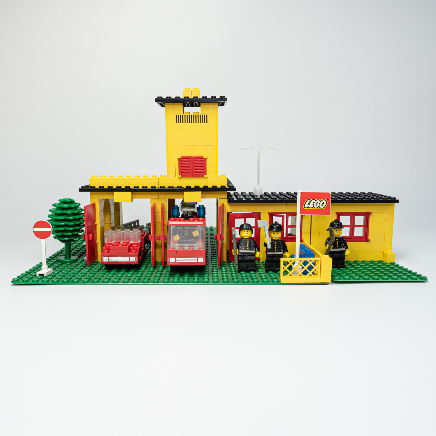 LEGO 374 - Tűzoltóság - Fire Station - 2