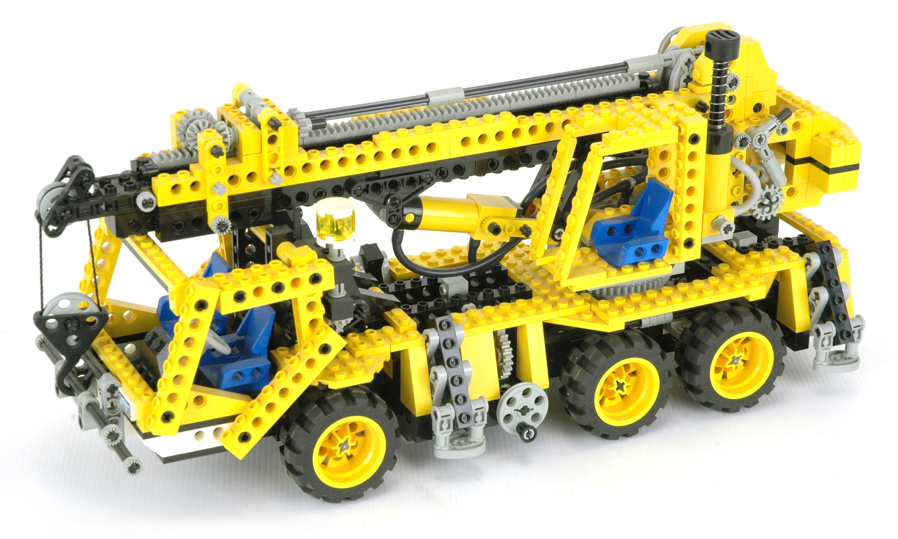 LEGO 8460 Pneumatic Crane Truck - 3