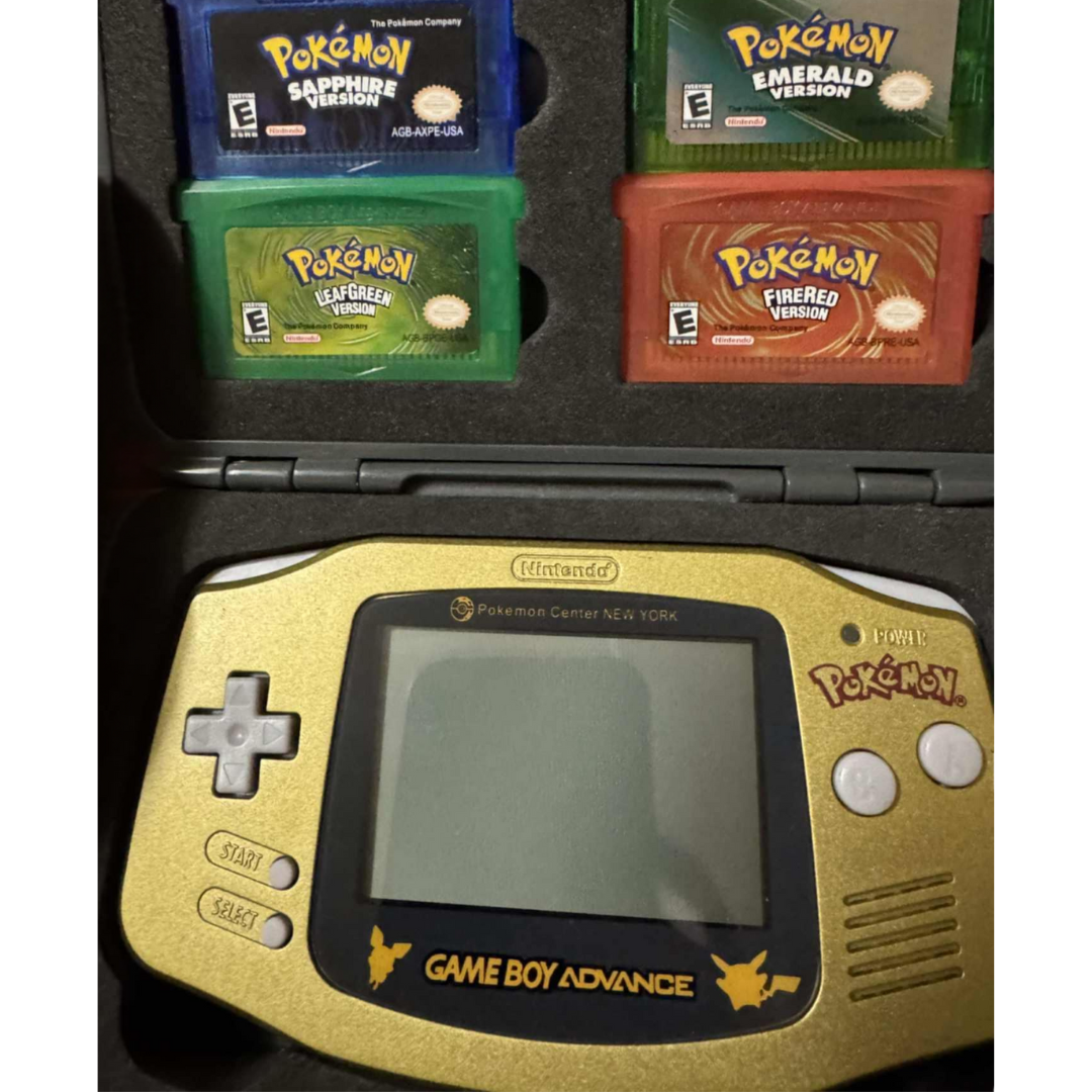 Gameboy Advance Console NEW YORK GOLD Pokemon Center + Pokémon Sapphire, Pokémon Emerald, Pokémon Leafgreen, Pokémon Firered - 3
